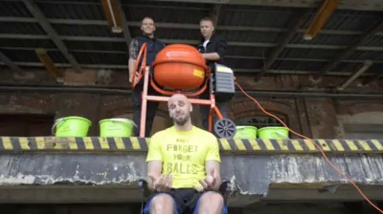 Marcin Gortat a vu les choses en grand pour l'Ice Bucket Challenge