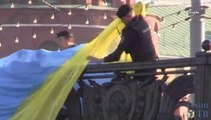 Kremlin köprüsünde Ukrayna bayrağına polis müdahalesi