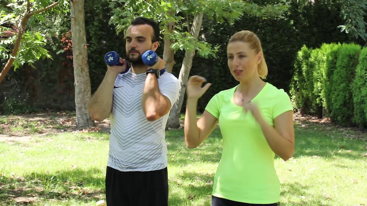 Omuz ve Bacak Kaslarını Kuvvetlendirmek için "Dumbell Front Back Lunge" - Her Yerde Spor