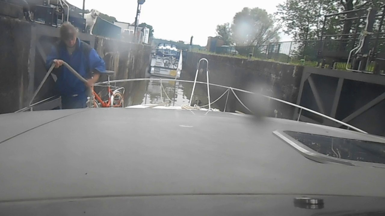 Schleusung mit Yacht auf dem Rhein-Rhone Kanal