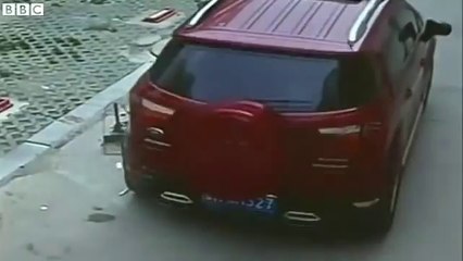 Choc : un conducteur roule sur un enfant chinois et ne s'arrête même pas !