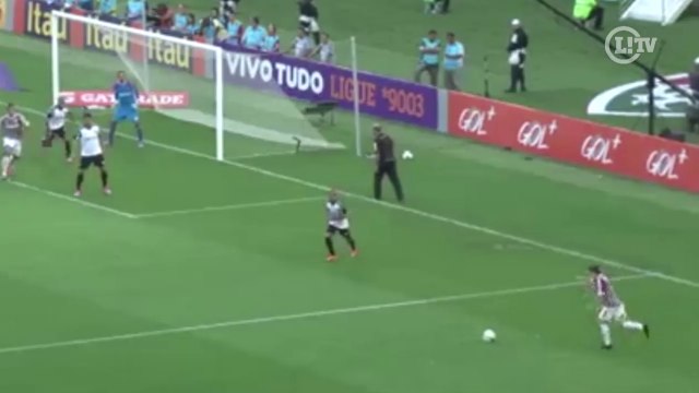 Torcedor mostra festa na arquibancada em gol de Conca