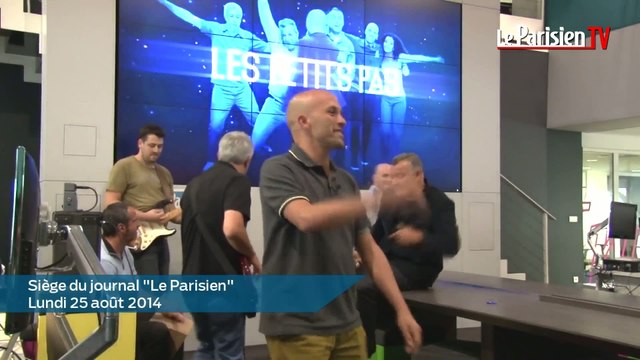 Zebda chante Les petits pas en live au Parisien