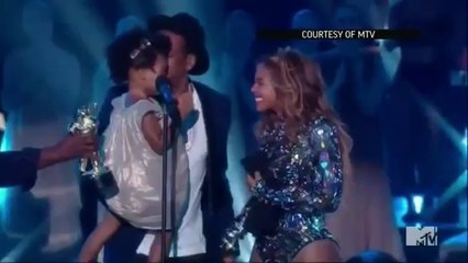 Beyonce Cries On Stage WIth Blue Ivy - MTV VMA 2014
