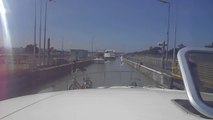 Schleusung mit Yacht auf dem Rhein zusammen mit weiterer Yacht und einem Ausflugsdampfer