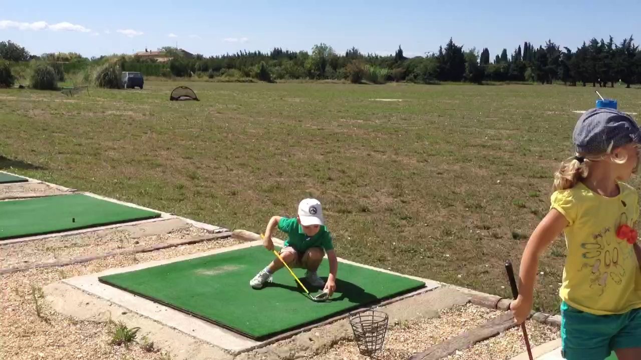 Charlotte et Timothée au golf. Août 2014