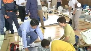 Abe visita a los damnificados de las inundaciones en Hiroshima