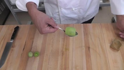 Como descascar o kiwi