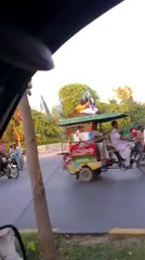 ‎PMLN‬ Bahawalpur Rally mein KHALI Rikshay :p