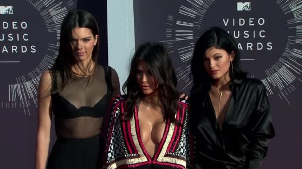 Die Kardashian Schwestern werden dafür kritisiert, dass sie in einer Schweigeminute getextet haben