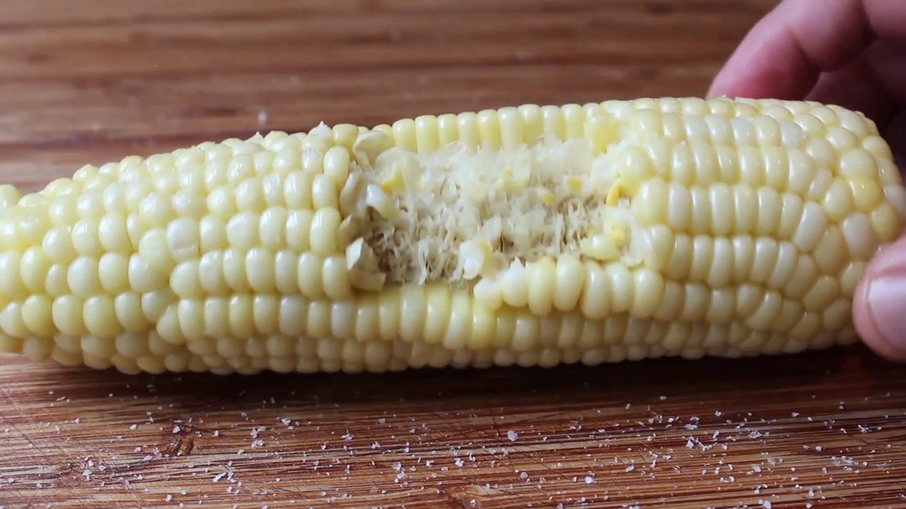 Préparer un épis de mais en quelques secondes : à l'américaine!