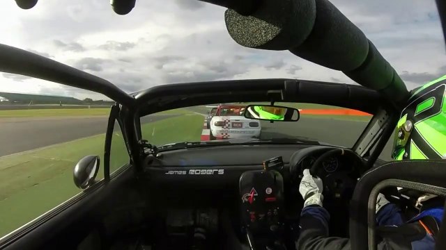 Un pilote de course vient plier le rétroviseur de son adversaire en pleine course.
