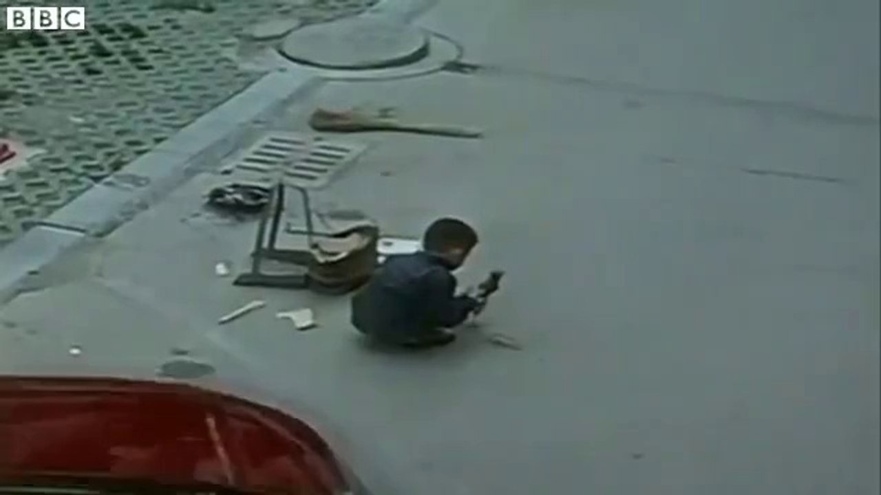 Little kid smashed by SUV car! Crazy...