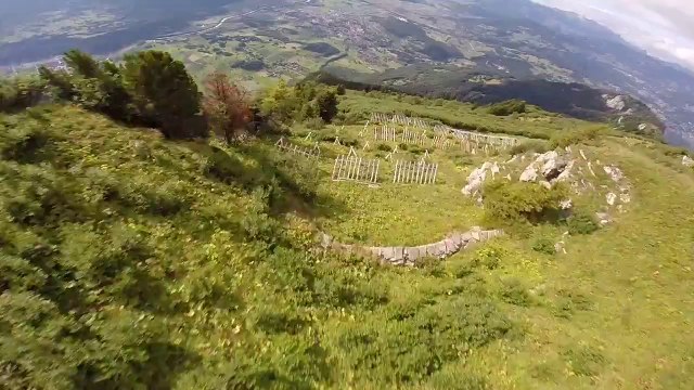 Vol en Wingsuitdans les Alpes au ras des sapins!