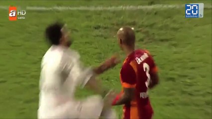 Il rate son tir au but, le gardien lui saute dessus