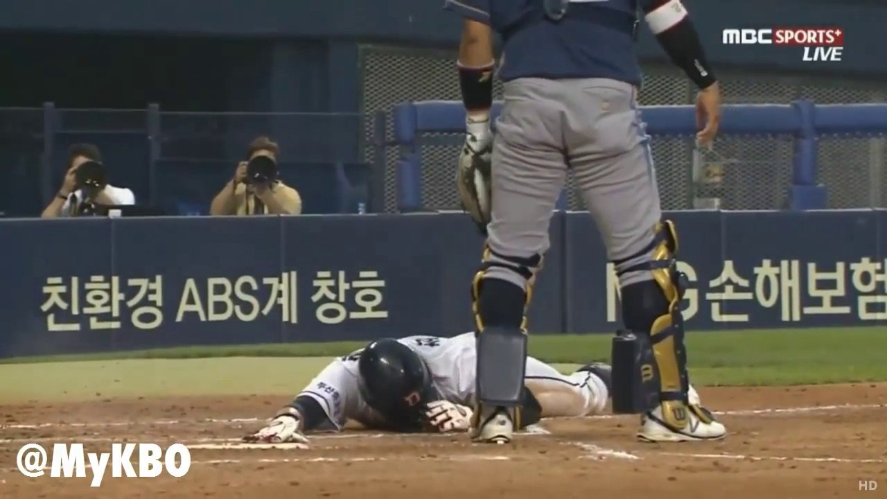 Baseball player slide and fail : violent Faceplant