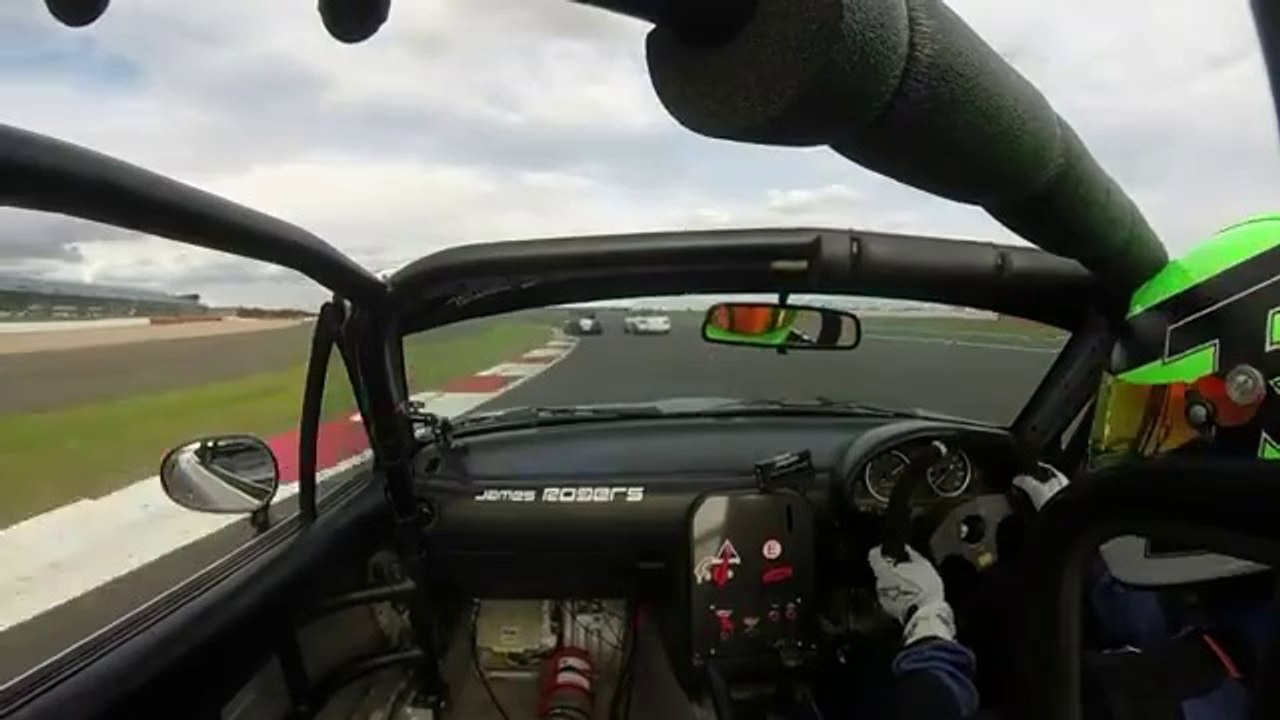 Automobile - Un concurrent rabat le rétroviseur de son adversaire... en pleine course