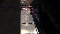 Il fait le malin et chute violemment d'un Escalator