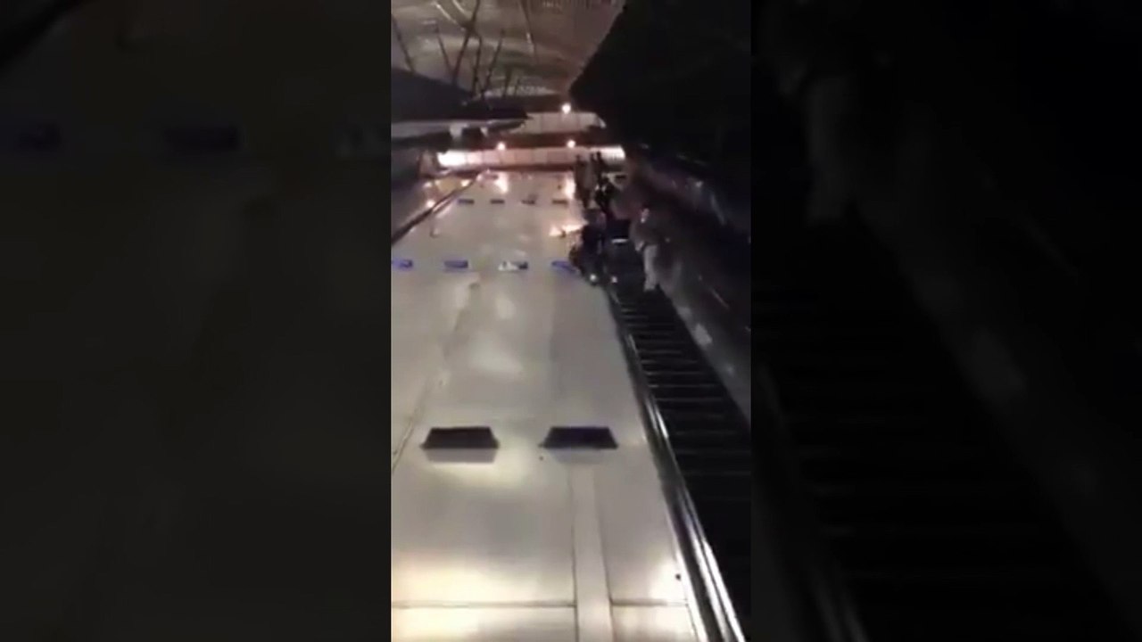 Il fait le malin et chute violemment d'un Escalator