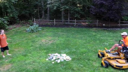 Un père détruit les jeux vidéos de son fils avec une tondeuse