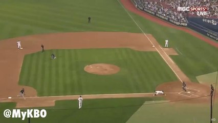 Jogador esfrega o rosto no chão em partida de beisebol