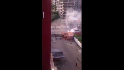 Tanqueta De La GNB Tumba Porton En Residencias San Cristobal 25_08_2014