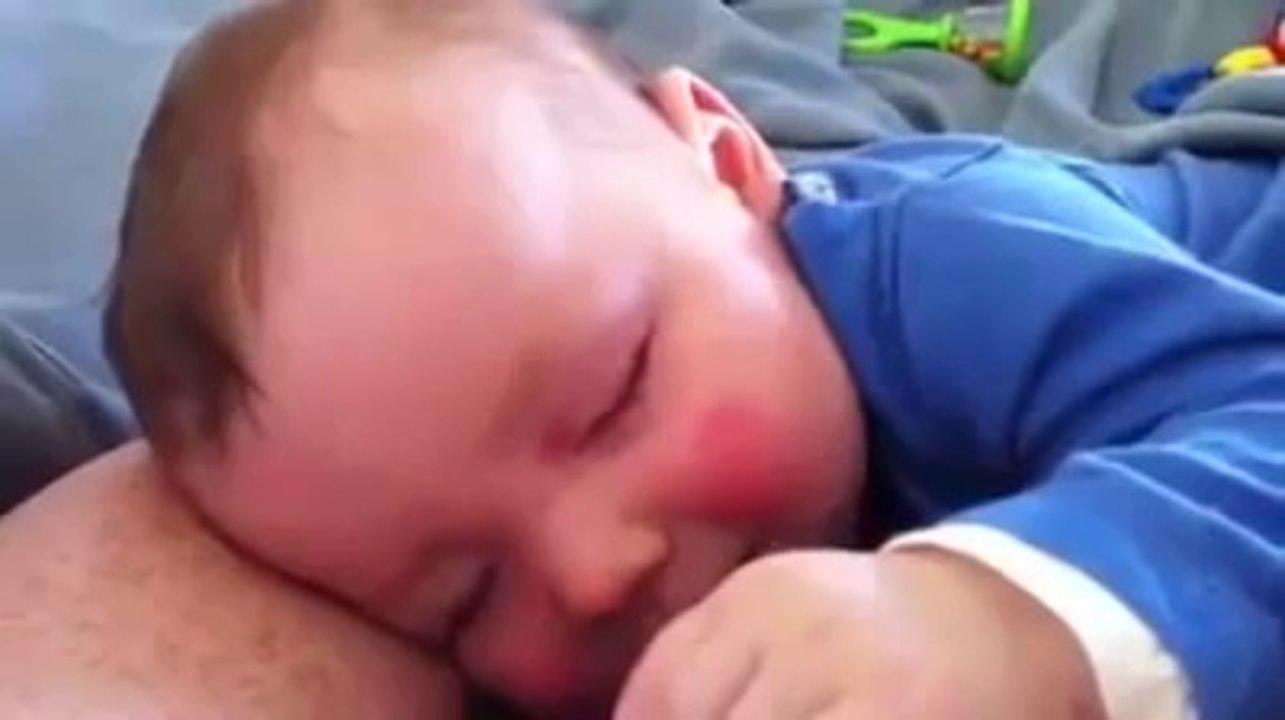 Uyurken Kahkaha Atan Bebek :)