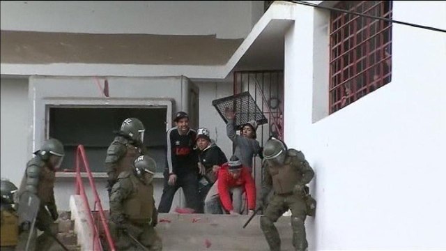 Des supporters chiliens chargent la police pendant un match