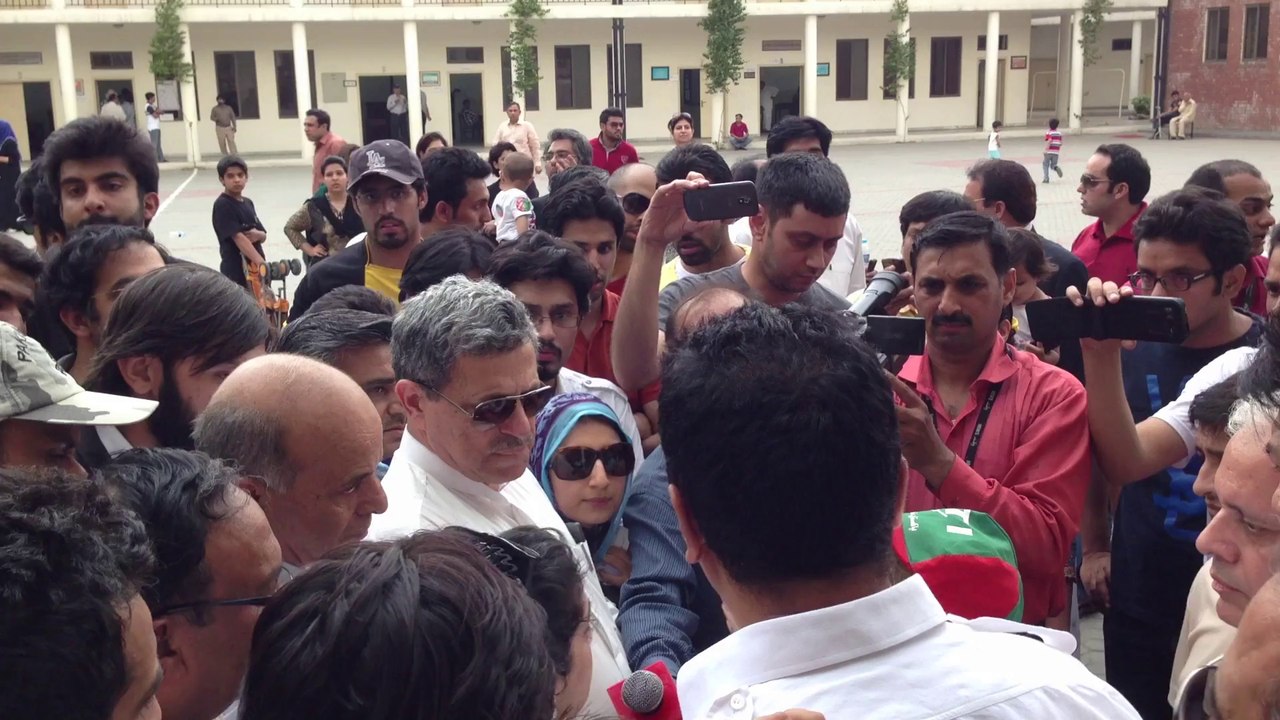 NA 125 - Women Voters Explaining Open Rigging by Presiding Officers - Pakistan Elections 2013