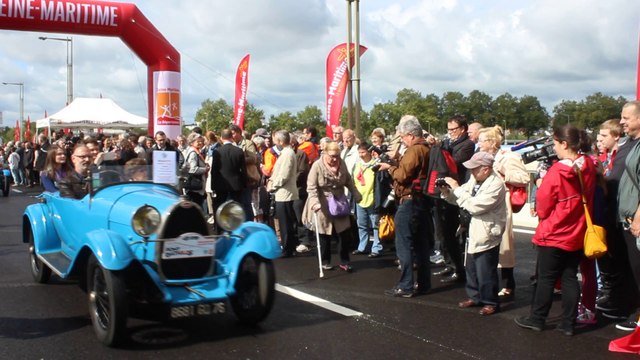 Défilé de vieilles voitures au son de la fanfare pour l'inauguration du pont Mathilde