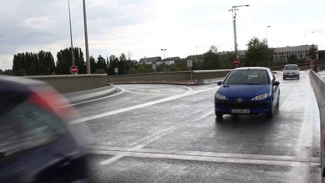 Les premières voitures sur le pont Mathilde