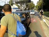 Motorista invade ciclofaixa no Vila Lobos