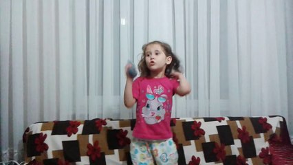 Sena Elif şarkı söylüyor