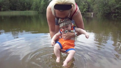 Jules, les pieds dans le lac