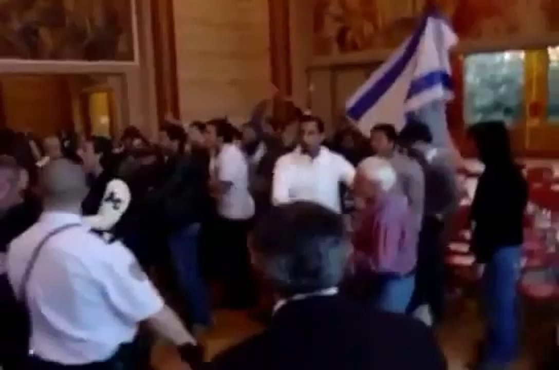 Algerie 2013_ Les sionistes du betar et de la LDJ (ligue juive) agresse des vieux devant la police