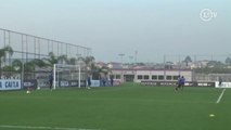 Romero faz golaço em treino do Corinthians