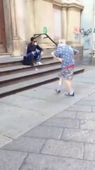 Une mamie de 97 ans danse dans la rue