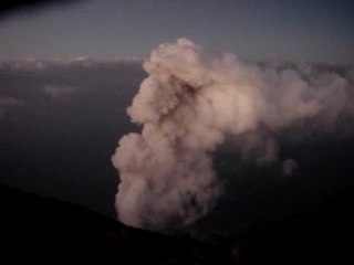 Le volcan Santiagito en eruption!