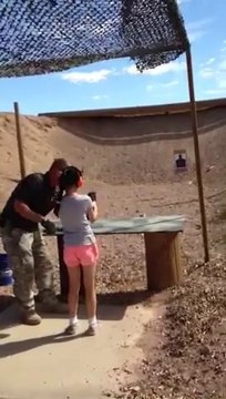 Une fillette tue accidentellement son instructeur pendant une séance de tir