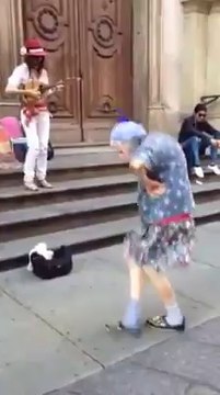 Une mamie de 97 ans danse dans la rue!