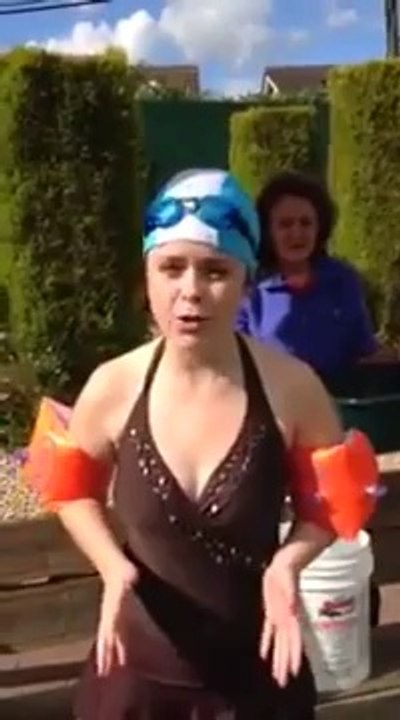 So ridiculous fail during her ALS Ice Bucket Challenge : Headshot
