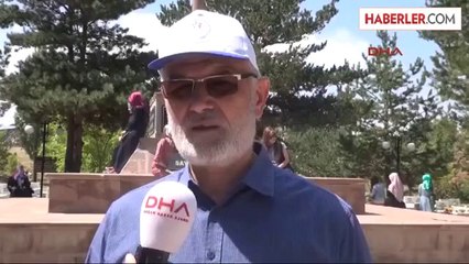 Erzurum'a Gelen 40 Kız Öğrenci Nene Hatun'un Mezarı Başında