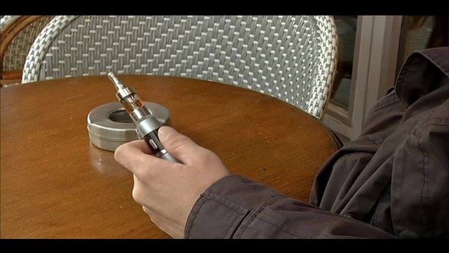 Cigarettes électroniques: l'OMS recommande son interdiction dans les lieux publics