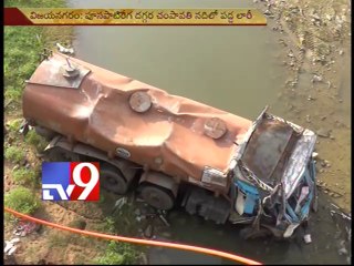 2 killed as Lorry overturns in Vijayanagaram