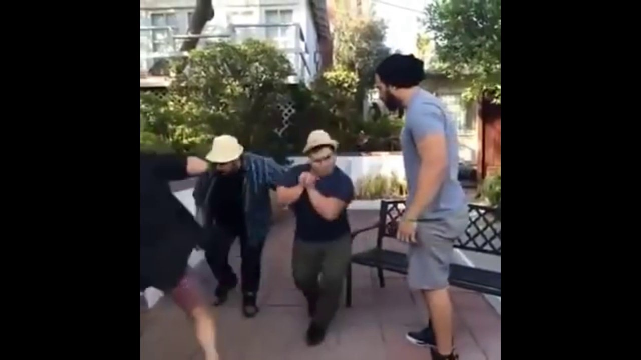 Une méthode insolite pour frapper un grand gaillard