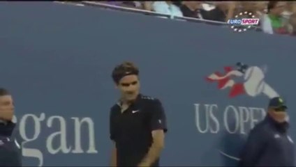 Federer acerta adversário em local inusitado