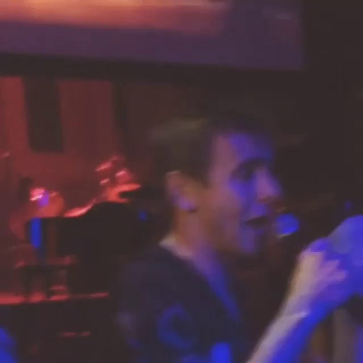 Rafinha do Bayern cantando pagode