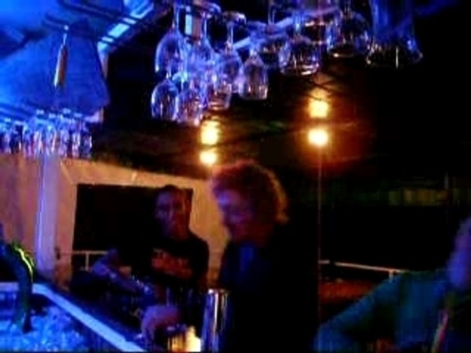 claque et cure dent ds la geule CROATIE