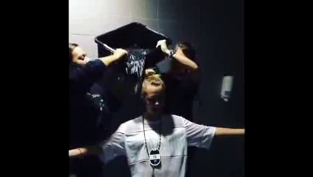 Cara Delevingne accepte le Ice Bucket Challenge