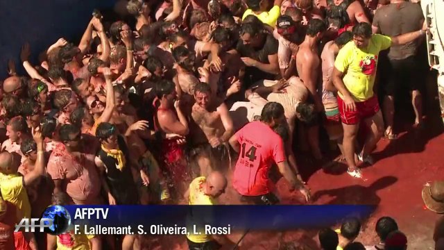 Tomatina reúne milhares de turistas na Espanha